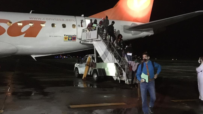 El vuelo humanitario permitió el retorno a sus países de origen de 66 estudiantes becados en Cuba.