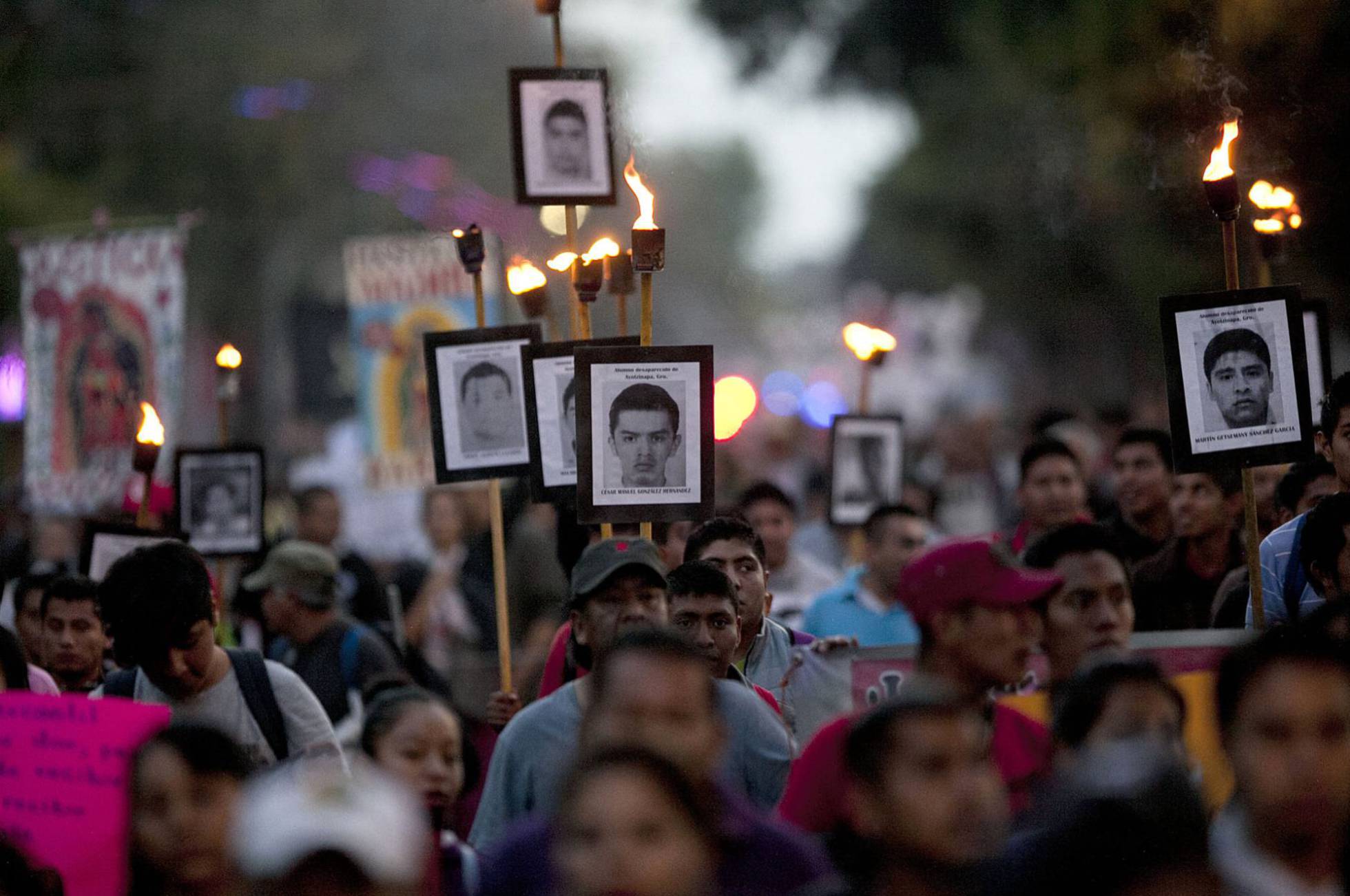 La todavía no aclarada desaparición de 43 estudiantes normalistas en Ayotzinapa provoca protestas en México.