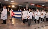 El grupo de médicos y enfermeros fue recibido por autoridades sanitarias en el aeropuerto internacional José Martí de La Habana.