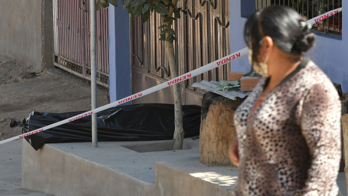 El cuerpo de un hombre, que al parecer murió por la Covid-19, permaneció durante horas abandonado en una calle en Cochabamba (Bolivia).