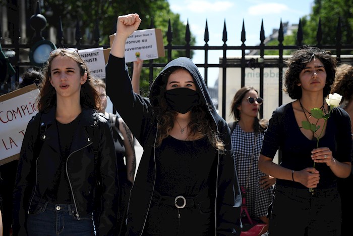 Las manifestantes en Francia se vistieron de negro para escenificar la muerte de la igualdad entre hombres y mujeres.