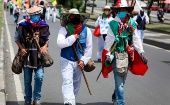 Indígenas y líderes sociales de Colombia realizan la Marcha por la Dignidad, que prevé llegar este jueves a Bogotá.