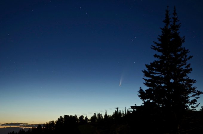 El cometa Neowise es uno de los pocos cuerpos celestes visibles a simple vista en la actualidad.