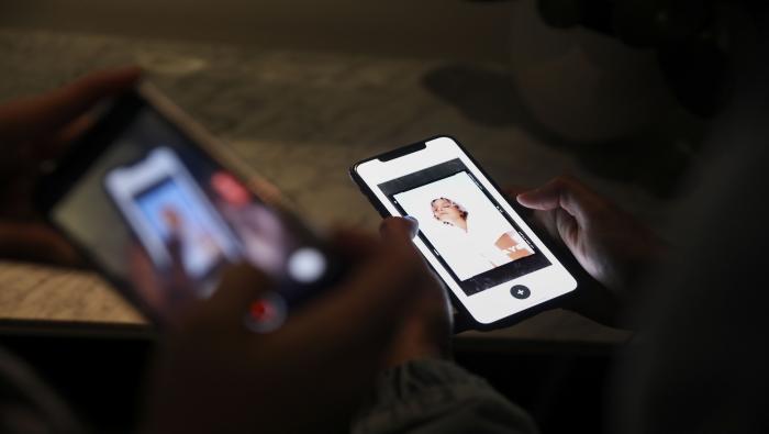 Expertos sugieren que el aumento en el uso de aplicaciones móviles de espionaje en el confinamiento se relaciona con el aumento de la violencia física en las familias.