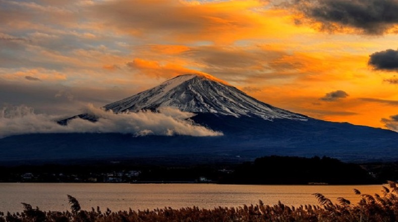 El Monte Fuji, considerado un lugar sagrado, es el pico más alto de todo Japón. La última erupción documentada de este volcán ocurrió más de 300 años atrás. Es un paraíso para los alpinistas y otorga vistas de impacto al final de la tarde.