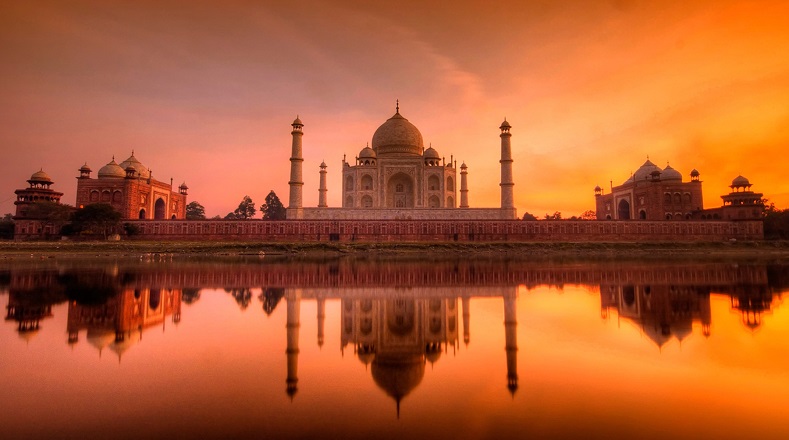 Taj Mahal es un palacio y monumento funerario situado en Agra, India, cuya construcción requirió alrededor de 23 años y el trabajo de más de 20.000 obreros. Esta maravilla es una postal innegable desde donde puede verse finalizar el día.