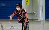 Una ciudadana emite su voto en un colegio electoral en Singapur, este viernes 10 de julio.