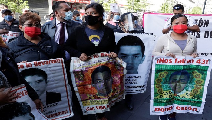 Los familiares de los 43 normalistas desaparecidos de Ayotzinapa solicitaron al Gobierno federal proseguir la pesquisa para que el crimen contra los jóvenes no quede impune.