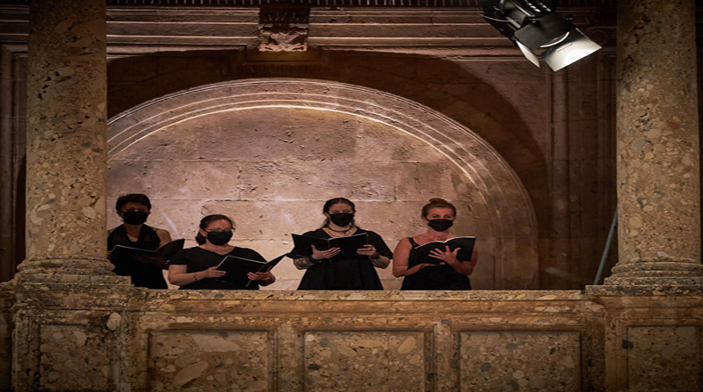 Los coristas de la Orquesta de Granada en lo que fue considerado un himno a la nueva normalidad usaron mascarillas sanitarias para prevenir la propagación del coronavirus.