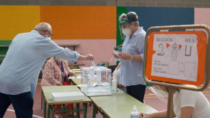 La participación de los ciudadanos vascos en la jornada electoral disminuye respecto a las elecciones de 2016, mientras en Galicia aumenta..
