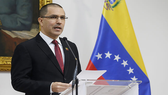 Arreaza denunció que EE.UU. junto a sectores de la derecha venezolana esperan que la mayoría de los venezolanos cedan a sus presiones.