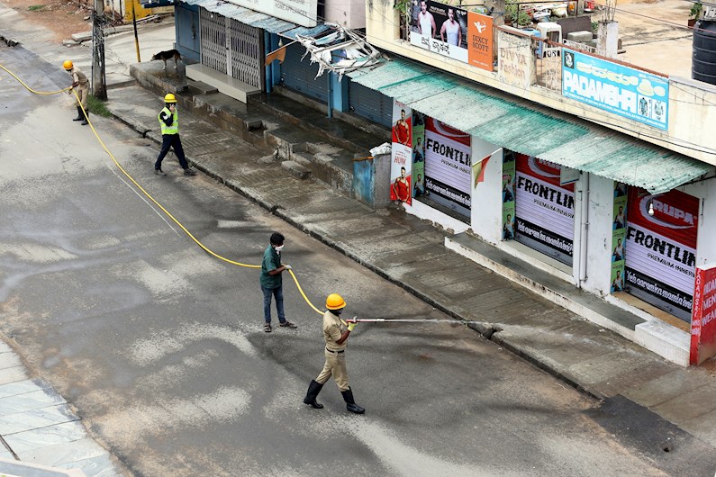 La ciudad sureña de Bangalore ha sido sometida al reconfinamiento, desde este miércoles, con medidas de desinfección en las calles.