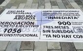 Plantones y carteles acompañan las protestas de los trabajadores frente a la empresa estatal Correos de Ecuador.