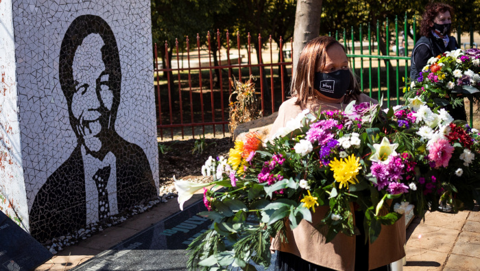 Admiradores depositan flores en un monumento conmemorativo de Mandela en Soweto, Johannesburgo, Sudáfrica.