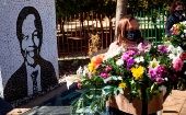 Admiradores depositan flores en un monumento conmemorativo de Mandela en Soweto, Johannesburgo, Sudáfrica.