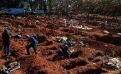Trabajadores entierran a víctimas de la Covid-19 en el cementerio de Vila Formosa, en Sao Paulo (Brasil).