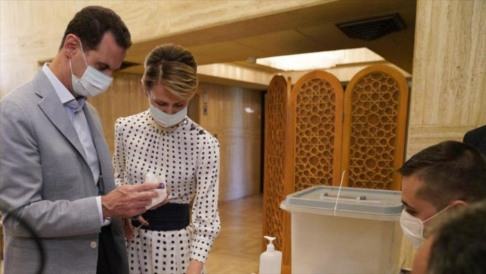 El presidente de Siria, Bashar Al-Assad, y su esposa Asma ejercen su derecho al voto en las parlamentarias.