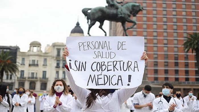 En la protesta participan futuros médicos internos que irán a la primera línea contra la pandemia en Uruguay y carecen de contratos laborales remunerados y seguridad social.