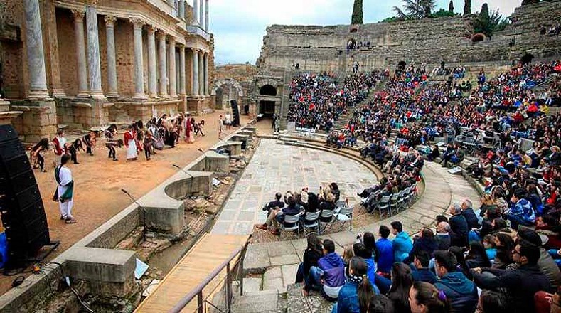 Durante cinco semanas el público colma el teatro de Augusta Emerita, como llamaban los romanos a la ciudad, para reir y llorar a puro teatro. Aunque no lo crea, anteriores ediciones del festival han congregado a más de 100.000 espectadores.