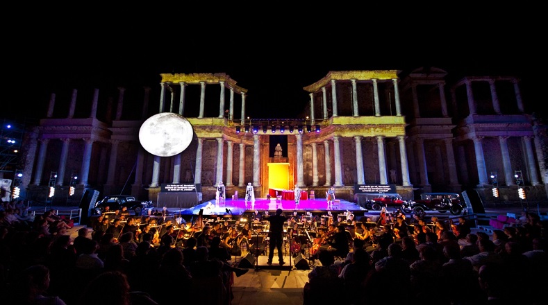 El teatro romano de Mérida es el espacio escenográfico más antiguo del mundo que aún funciona como tal y fue declarado Patrimonio de la Humanidad en 1993. También, es único su Festival de Teatro Clásico, que invita al viajero a soñar y convertirse en un ser mejor.