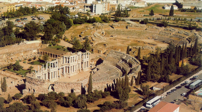 La remodelación más importante del teatro se realizó en el siglo I d.n.e., cuando se levantó el frente escénico actual. Luego se le practicó otra en época de Constantino I, entre los años 333 y 337. En el siglo IV d.n.e. fue abandonado. 