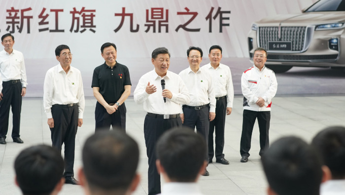El presidente de China, Xi Jinping, inspecciona la fábrica de automóviles FAW Group en Changchun, provincia de Jilin.