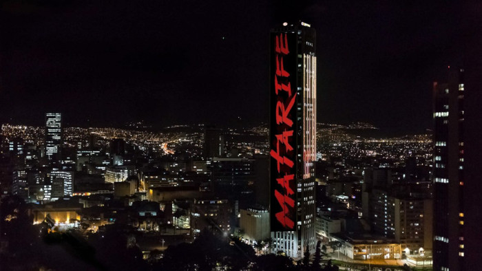 En protesta por el hackeo de la cuenta de @matarifeco  la Torre Colpatria se ilumina en apoyo a la serie 