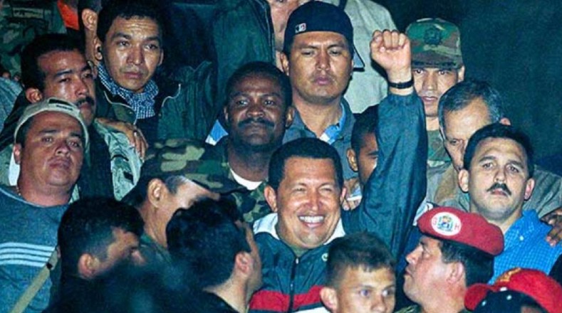 Tras el golpe de Estado de 2002 el pueblo exigió la restitución de la democracia en el país y Chávez regresa a Miraflores con una ovación.