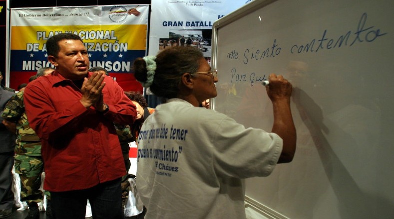 Alfabetizar al pueblo fue uno de los objetivos de la Misión Robinson, que surgió según el propio Chávez como respuesta a la ofensiva imperialista y el golpe de Estado de 2002.