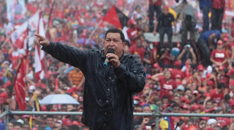 El cierre de su última campaña electoral, bajo la lluvia, mostró un poder de convocatoria que reivindicaba la fuerza de Chávez a pesar de las agresiones de las oligarquías.