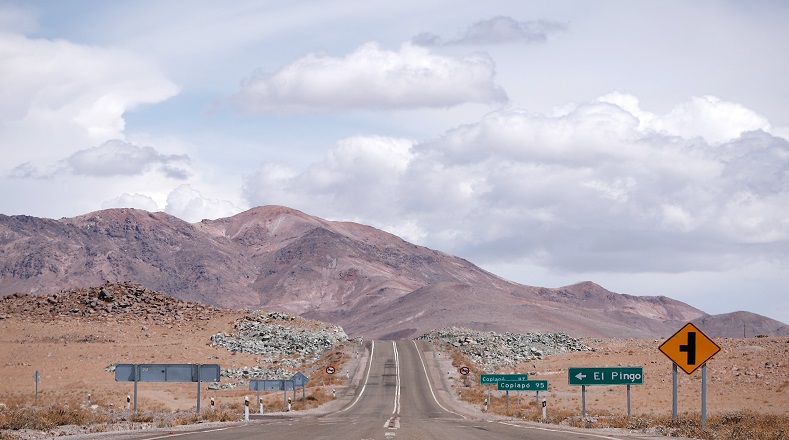 El desierto de Atacama está ubicado en Chile. Abarca las regiones de Arica y Parinacota, Tarapacá, Antofagasta, Atacama y Coquimbo. Su superficie es de aproximadamente 105.000 kilómetros cuadrados.