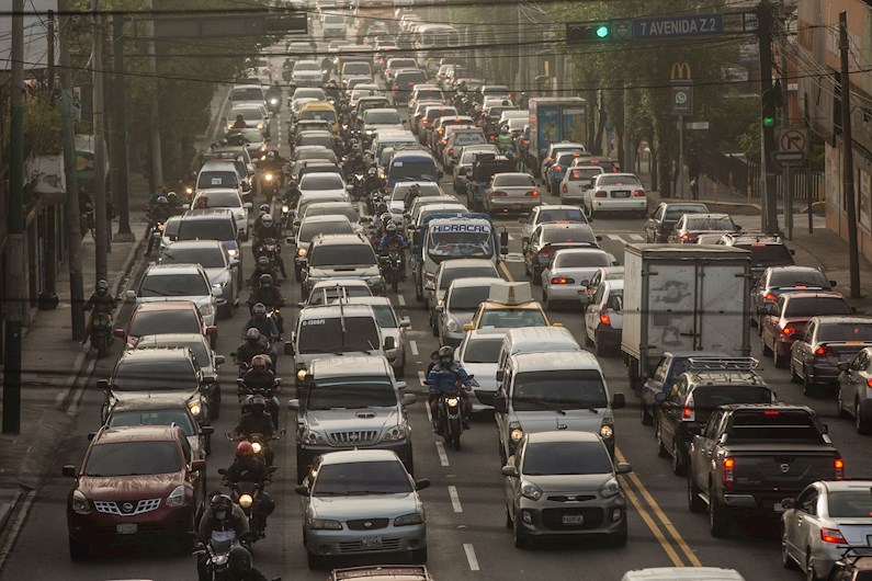 Apenas se han relajado las restricciones, aun en medio del aumento de los contagios, las calles de la capital de Guatemala se han llenado de automóviles.