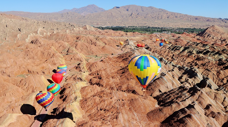Este domingo 26 de julio tuvo lugar el Festival Internacional de globos aerostáticos en el Parque Geológico Nacional Danxia en Zhangye, provincia de Gansu, en el noroeste de China.