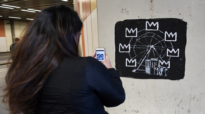 Banksy, a pesar de su anonimato, es un famoso artista urbano de fama mundial, al punto de exponer en el centro de arte Barbican de Londres, como en este caso, donde realiza un homenaje al artista plástico caribeño Jean-Michel Basquiat. 