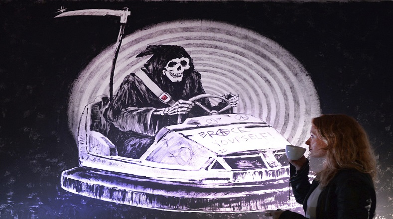 La moral religiosa no escapa de la mira de Banksy como lo representa la obra Prepárate.