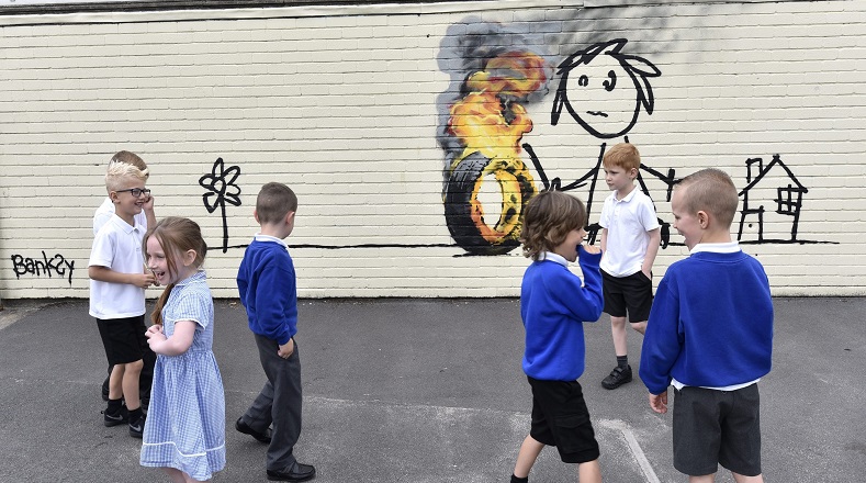 La presencia de la infancia en la obra de Banksy es una constante, como es el caso de este grafiti en el patio del colegio  Bridge Farm Primary School en Withchurch, Reino Unido.