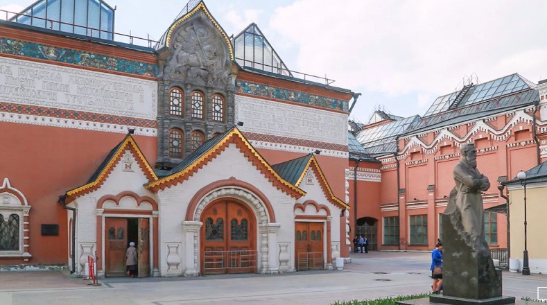 La fachada recrea las construcciones típicas de los cuentos de hadas rusos.