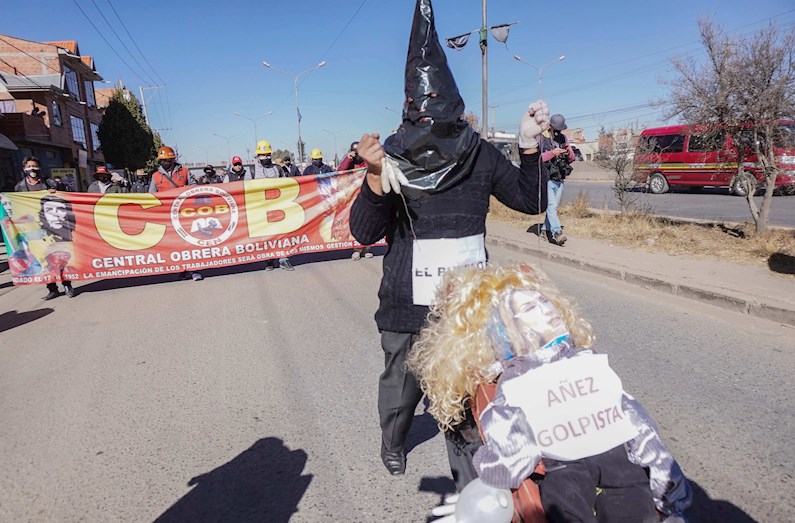 Las protestas se suceden en Bolivia ante la postergación de las elecciones presidenciales.
