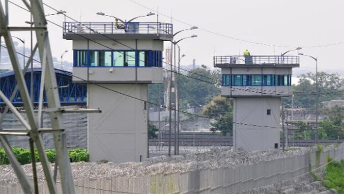 Las autoridades indicaron el motín en la cárcel de Guayaquil se debió al enfrentamiento entre bandas rivales por el control del penal.