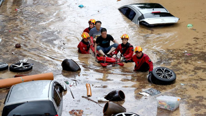 Más de 25.000 agentes especializados realizan labores de rescate en medio de los desastres dejados por las intensas lluvias.