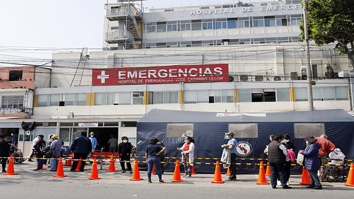 Los hospitales peruanos se encuentran saturados con un récord de 13.798 enfermos de coronavirus.