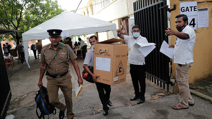 Las autoridades de Sri Lanka desplegaron a más de 15.000 oficiales sanitarios para evitar contagios de la Covid-19 durante la votación.