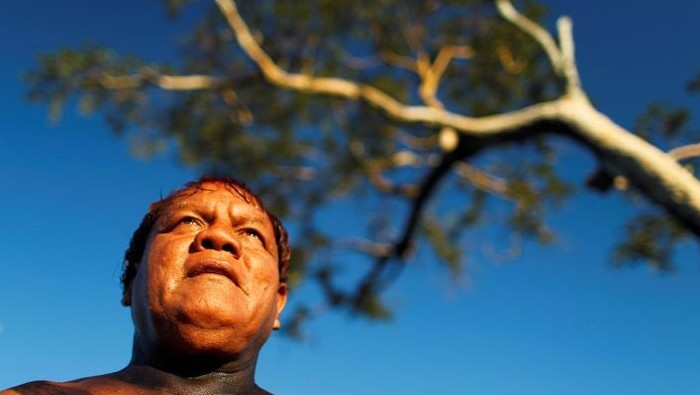 Aritana Yawalapiti dedicó su vida a la lucha por los pueblos del Xingu, guardianes de la tierra.