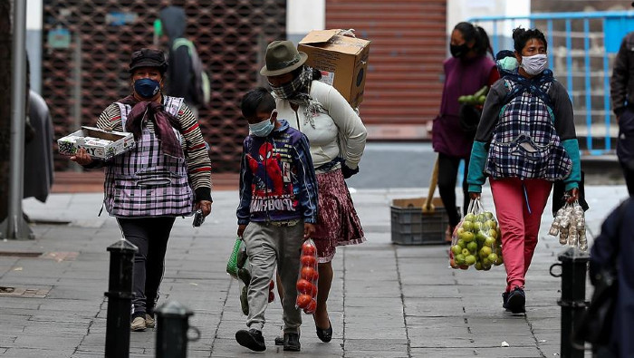 Miles de ecuatorianos se ven obligados a salir a trabajar, pese a la situación que presenta la pandemia en el país.