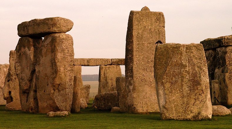 Stonehenge es un monumento megalítico conformado por piedras introducidas en el suelo y que adoptan una forma circular similar a un muro cercando un terreno.