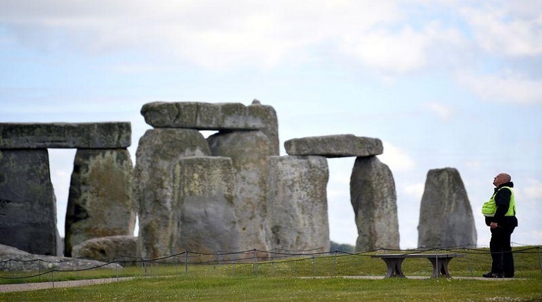 Se encuentra localizado en Gran Bretaña, cerca de la ciudad de Amesbury. Según investigaciones arqueológicas, los megalitos se encuentran en ese sitio desde hace aproximadamente 4.500 años.