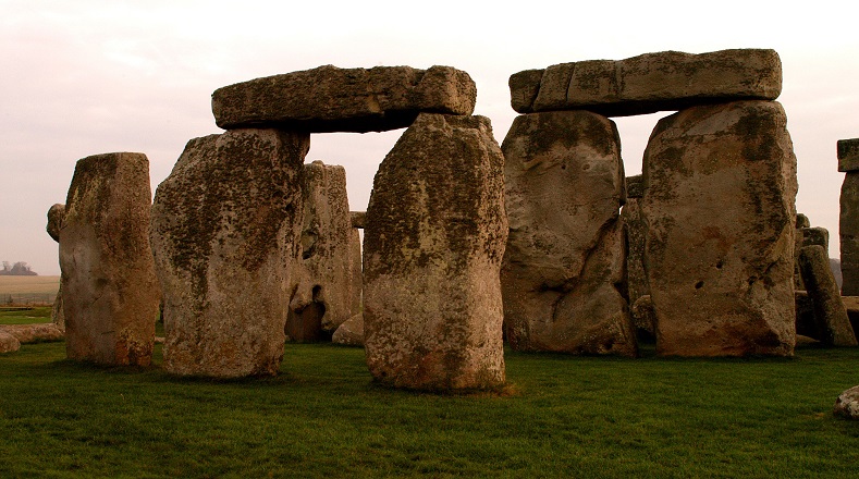 Existen varias teorías de cómo las piedras llegaron al sitio conocido. Una de las más aceptadas indica que fueron llevadas al lugar actual desde Durrington Walls, localidad ubicada a 3,2 kilómetros al noreste de Stonehenge.