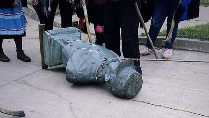 El busto del genocida Saavedra fue arrastrado por la comuna de Lumaco y lanzada aun rió cercano.