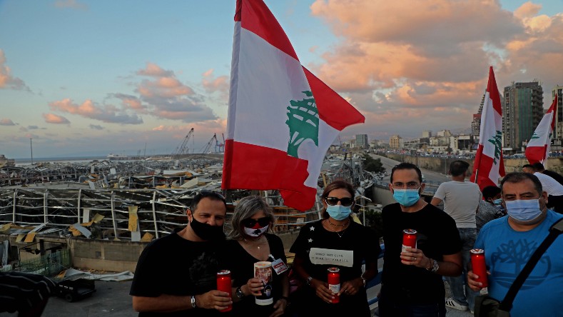Velas y banderas del Líbano llegaron hasta la "zona cero" de la explosión ocurrida el martes pasado.