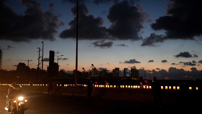 Las velas iluminaron la caída de la tarde en el puerto de Beirut, epicentro de las explosiones de hace una semana.